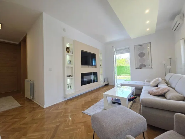 Wohnzimmer; tageslicht, holzboden, moderner stil