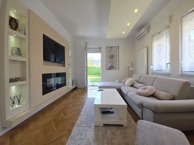 Wohnzimmer; holzboden, tageslicht, moderner stil, kamin
