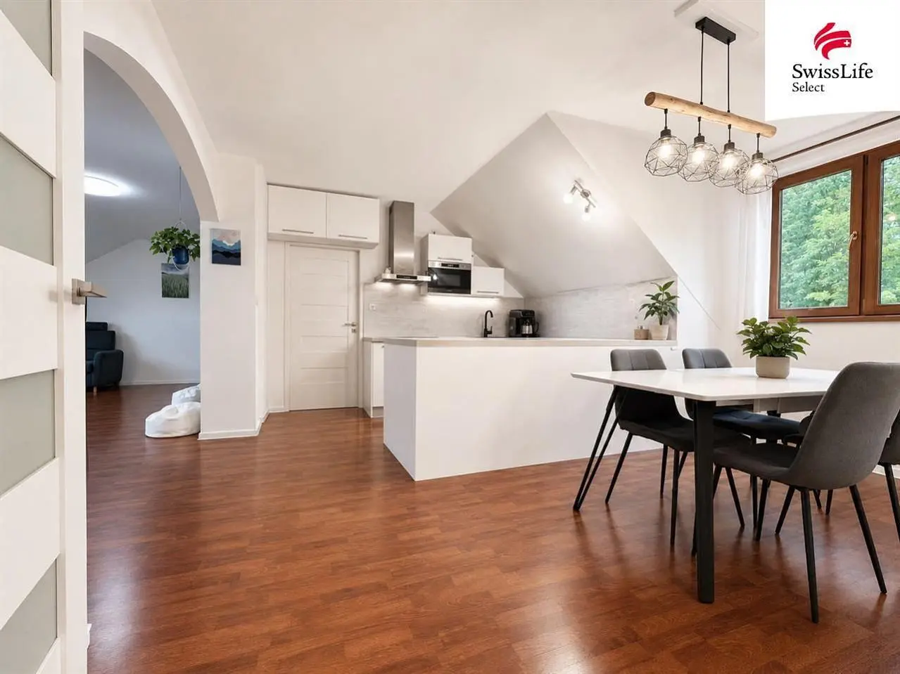 Cucina; elettrodomestici, pavimento in legno, luce naturale