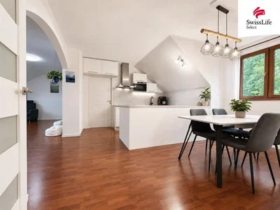 Cucina; elettrodomestici, pavimento in legno, luce naturale