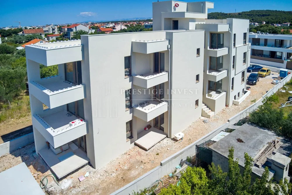 Haus und umgebung; blick, renovierungsbedürftig