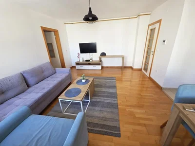 Woonkamer; houten vloer, natuurlijk licht