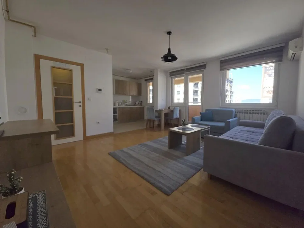 Woonkamer; uitzicht, houten vloer, natuurlijk licht