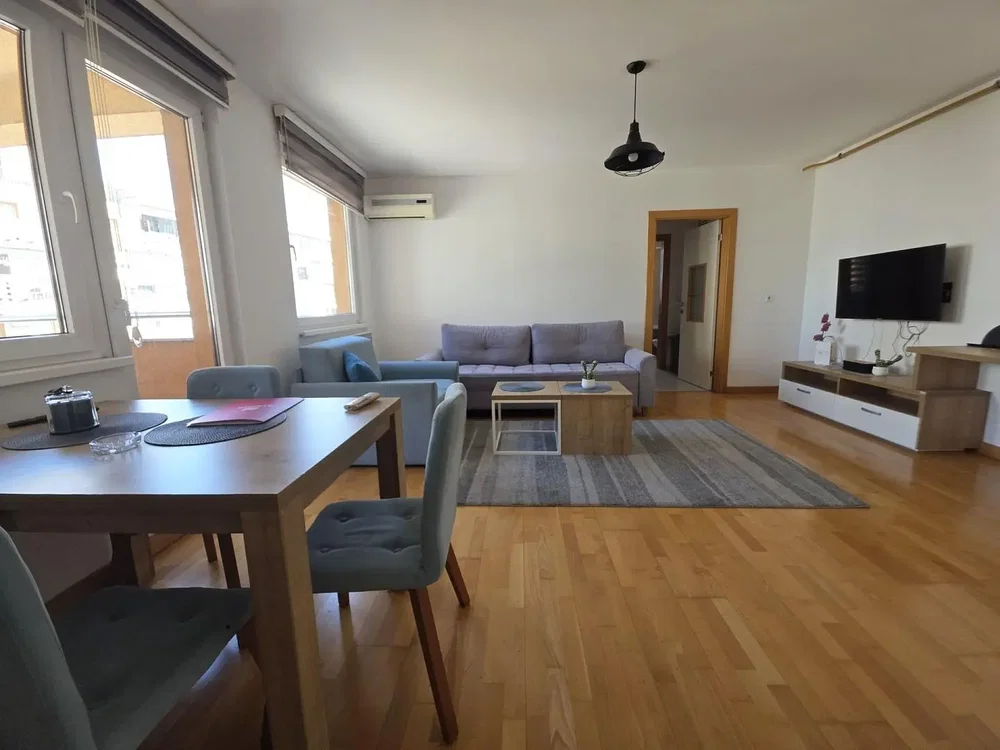 Woonkamer; houten vloer, natuurlijk licht
