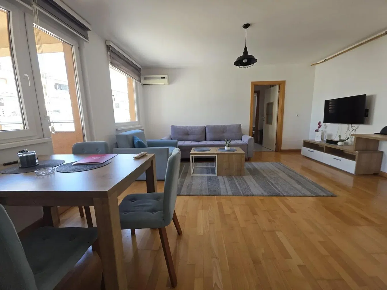 Woonkamer; houten vloer, natuurlijk licht